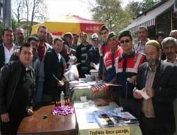 Kandıra’da Trafik Haftası coşkusu Kandıra’da Trafik haftası çerçevesinde vatandaşlara kolonya ve çikolata ikram etti.