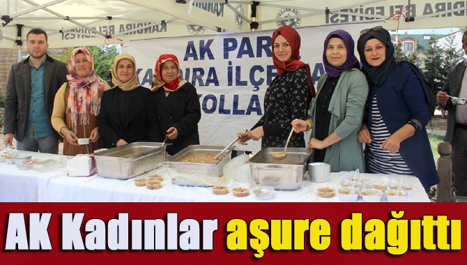 AK Parti Kandıra İlçe Kadın Kolları tarafından vatandaşlara aşure ikramı
