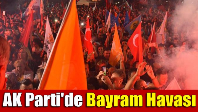 Resmi olmayan sonuçların açıklanmasının ardından AK Parti il binası önünde