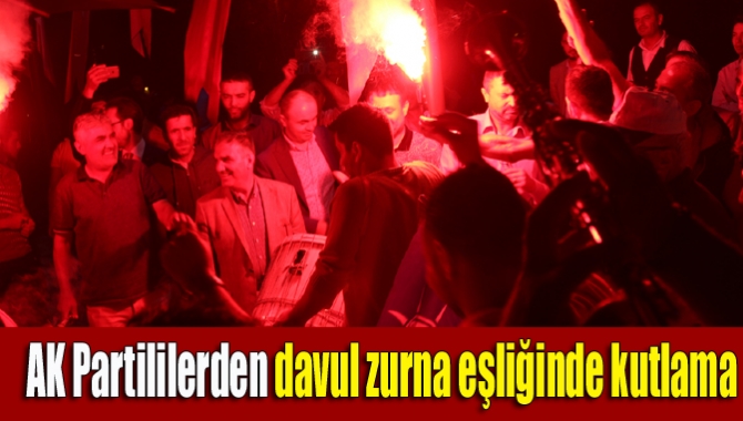 Seçim sonuçlarının açıklanmaya başlamasının ardından sokağa dökülen AK Partililer, davul