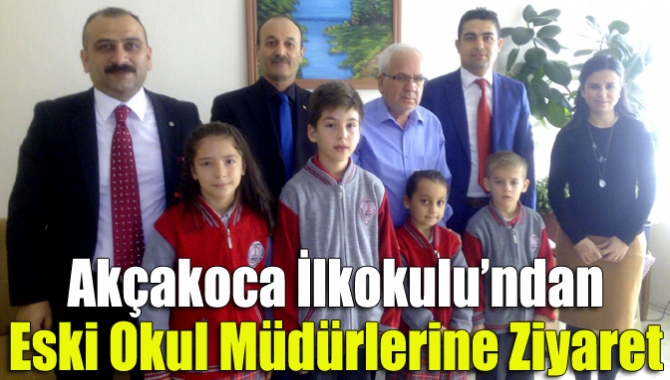 Akçakoca İlkokulu Müdürü Özkan Polat ve okul öğretmenleri, eski okul