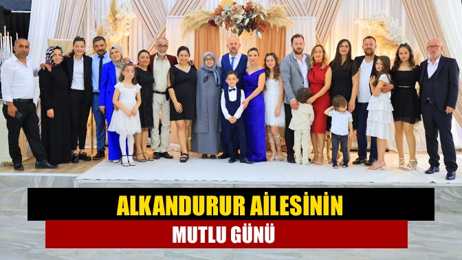 Nurşen-Hüsnü Alkandurur çifti, oğulları Mustafa Arda’nın sünnet cemiyetini gerçekleştirmenin mutluluğunu