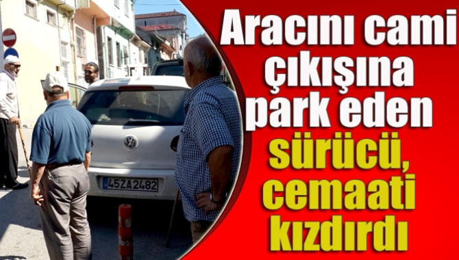Kandıra Çarşı Camii’nde öğle namazını eda eden cemaat, namaz sonrası