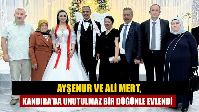 Kandıra Namazgâh Kültür Merkezi’nde gerçekleşen düğünde, genç çiftin mutluluğuna aileleri