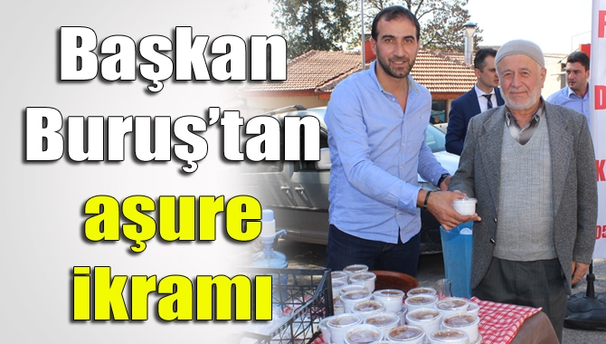 Kandıraspor Kulüp Başkanı İsmail Hakkı Buruş, iş yerinin önünde vatandaşa