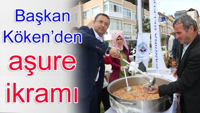 Kandıra Belediye Başkanı Ünal Köken, vatandaşa kendi elleriyle aşure ikramında