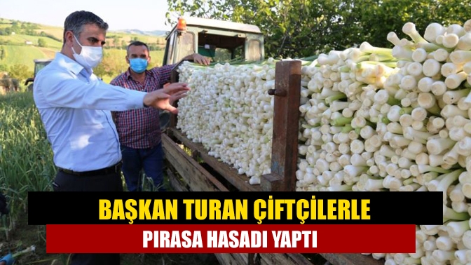 Kandıra Belediye Başkanı Adnan Turan, tarlada pırasa hasadı yapan çiftçilere