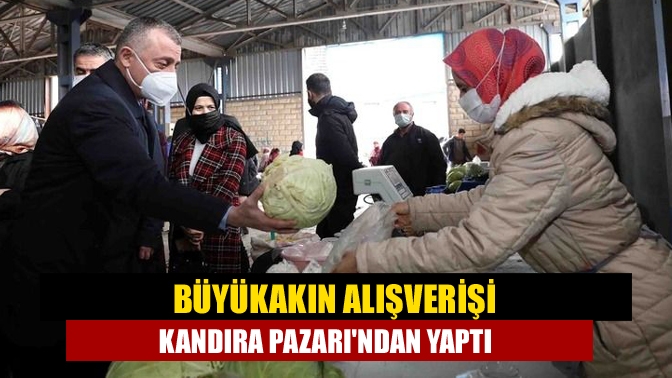 Başkan Büyükakın, Kandıra pazarını ziyaret ederek eşi Figen Hanımın istediği