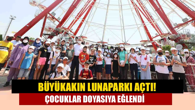 Büyükşehir Belediye Başkanı Tahir Büyükakın karne hediyesi olarak öğrencilere İzmit