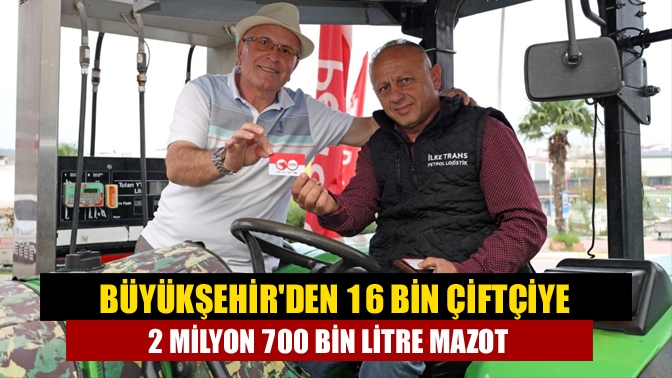 Büyükşehir tarafından verilen mazot kartlarını alan çiftçi, traktörün deposunu doldurmaya