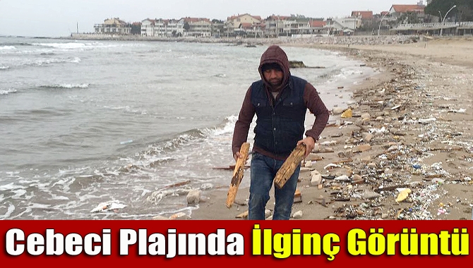 Karadeniz’de fırtınada oluşan dev dalgalar içindeki pisliği Kandıra’nın Cebeci Sahili’ne
