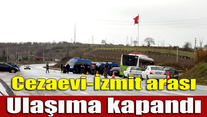 Kandıra-İzmit yolu Cezaevi mevkiinden itibaren geçici bir süreliğine trafiğe kapatıldı.
