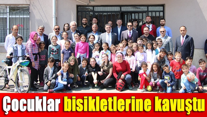 Kandıra Belediyesi bisiklet dağıtmaya devam ediyor. Kocakaymas Yunus Emre Ortaokulu’nda