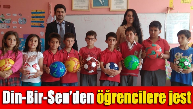 Din-Bir-Sen Kocaeli İl Başkanı Nevzat İpek, Çamkonak İlkokulu öğrencilerine top