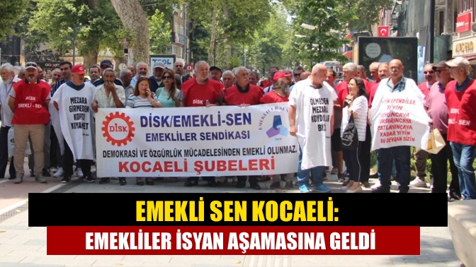 DİSK Emekli Sen Kocaeli Şubesi İzmit Belediye İş Hanı’nın önünde