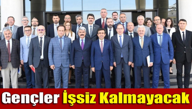 KOÜ meslek yüksekokullarının 21 müdürüyle bir araya gelen Vali Güzeloğlu,