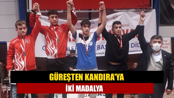 Ensar Vakfı Kitap Kahve Serbest Güreş Turnuvasına katılan Kandıralı sporcular,