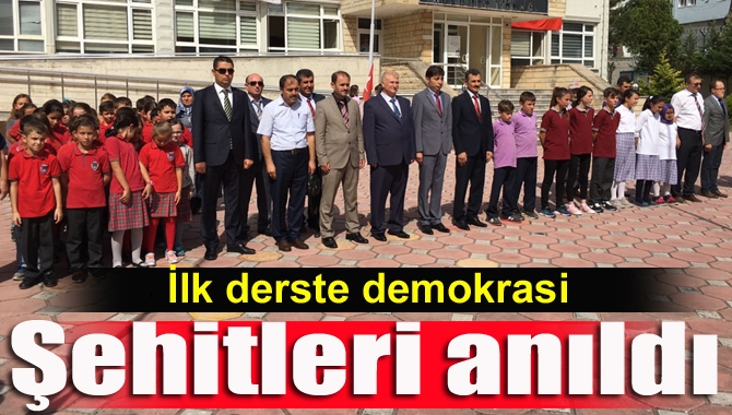 Kandıra’da düzenlenen İlköğretim Haftası etkinliklerinde 15 Temmuz Demokrasi Şehitleri anıldı.