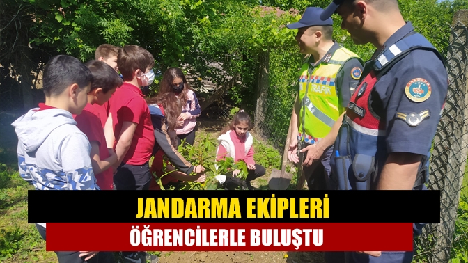 Kocaeli'de jandarma ekipleri "Bir Ders de Jandarmayla" projesi çerçevesinde okulları