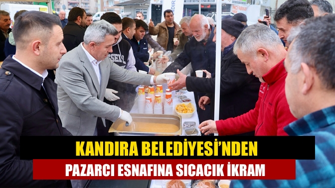Pazarda sıcak çorba dağıtımına devam Kandıra Belediyesi, sabah erken saatlerde