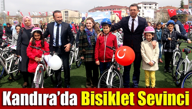 Kandıra Belediyesi ve İzmit Belediyesi'nin ortaklaşa düzenlediği bisiklet dağıtım töreninde