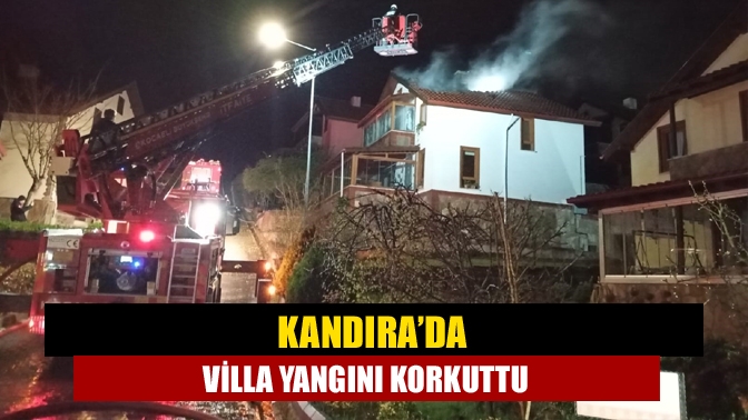 Kandıra Akdurak Mahallesi'nde bir villanın çatısında çıkan yangın, itfaiye ekiplerinin
