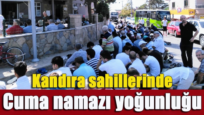 Sıcak havalar nedeniyle tatilcilerin akın ettiği Kandıra sahillerinde Cuma namazı
