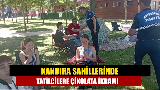 Büyükşehir Zabıtası, Kurban Bayramı'nda gülen yüzünü göstererek vatandaşlara çikolata ikramında