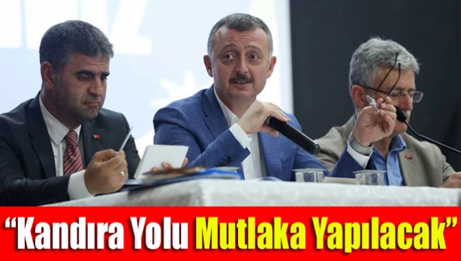 AK Parti Kandıra Danışma Meclisi’nde Kandıra yolu hakkında açıklama yapan