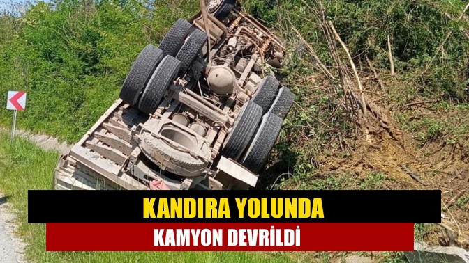 Kandıra yolu Sucuali mevkiinde kontrolden çıkan parke yüklü kamyon su