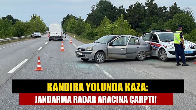 Kandıra yolunda çarpışan otomobillerden biri savrularak yolda radar kontrol uygulaması
