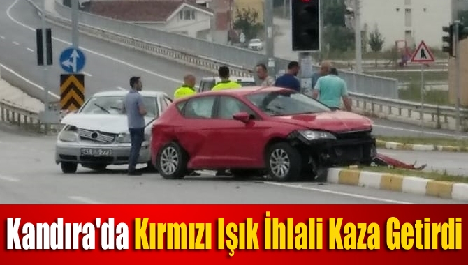 Kandıra ışıklarda 2 araç çarpıştı. Meydana gelen kazada 2 araçta