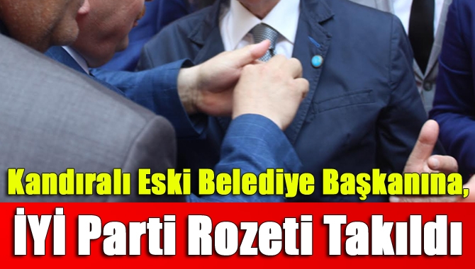 CHP İzmit İlçe Örgütü geleneksel bayramlaşma programı ilçe binası önünde
