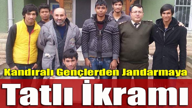 Kandıra’nın tanınan ve sevilen isimlerinden Mehmet Ateş, beraberindeki gençlerle birlikte