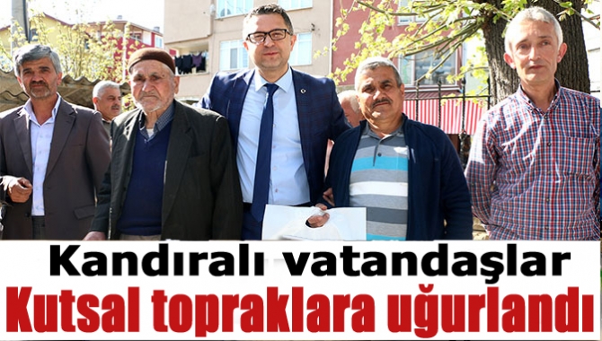 Kandıra Merkez Çarşı Camii’nde düzenlenen törenle umreye gidecek vatandaşlar dualarla
