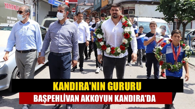 Kağıtspor’un başarılı başpehlivanı Faruk Akkoyun ve Kağıtsporlu güreşçileri makamında ağırlayan