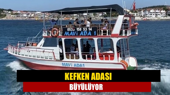 Kefken Adası mavi bir denizin ortasındaki yeşil ortamıyla görenleri büyülüyor.