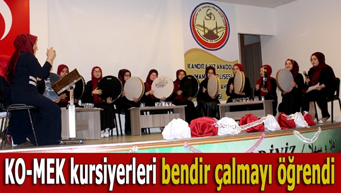 Aldıkları eğitimi, düzenledikleri bir programla sergileyen öğrenciler, başarıları ile göz