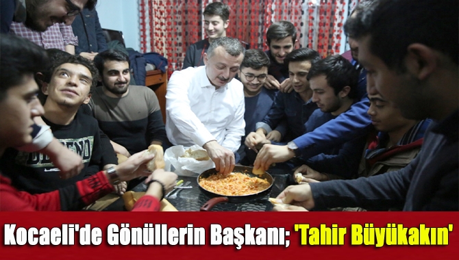 Sosyal medya üzerinden evlerine davet eden öğrencilerin talebini kırmayan Büyükakın,