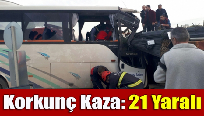 Servis sürücüsü ile bir yolcu, itfaiye ekiplerinin çalışması sonucu sıkıştığı