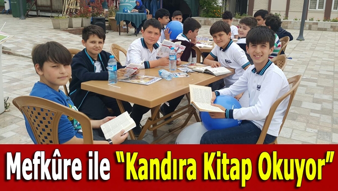 Özel Kandıra Mefkûre Ortaokulu öğretmen ve öğrencileri, vatandaşa kitap dağıtarak