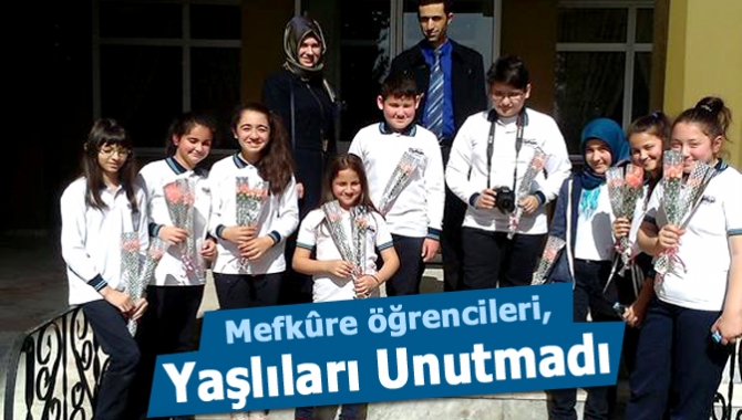 Özel Kandıra Mefkûre Ortaokulu öğretmen ve öğrencileri Yaşlılar Haftası münasebeti