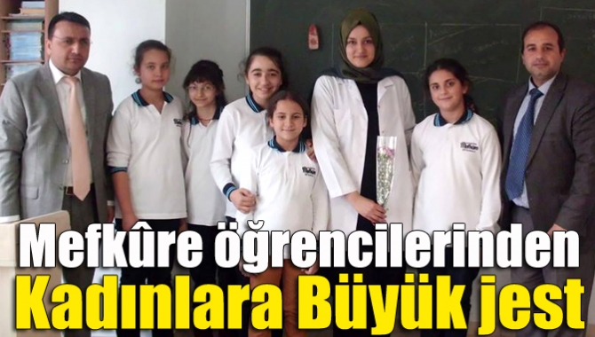 Kandıra Mefkûre Ortaokulu öğrencileri, 8 Mart Dünya Kadınlar Günü’nde ilçe