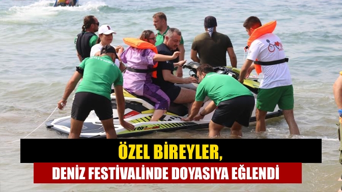 Karamürsel'de düzenlenen 30 Ağustos Engelsiz Deniz Festivali'ne katılan özel bireyler,