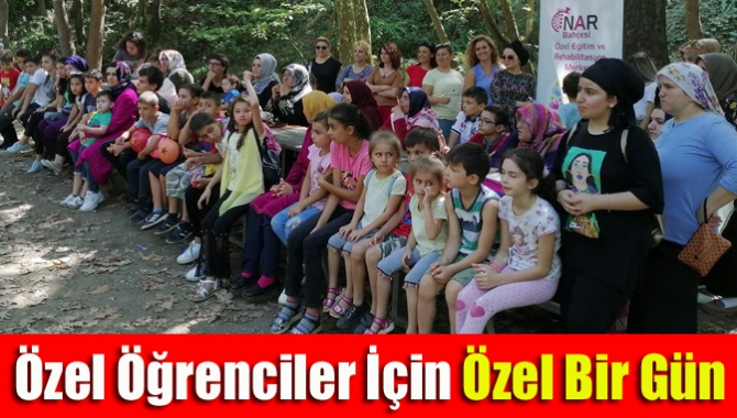 Özel Nar Bahçesi Rehabilitasyon Merkezi öğrencileri aileleri ve öğretmenleri ile
