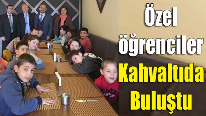 Kandıra Zafer İlkokulu Özel Eğitim Sınıfı öğrencileri, öğretmenleri ile birlikte