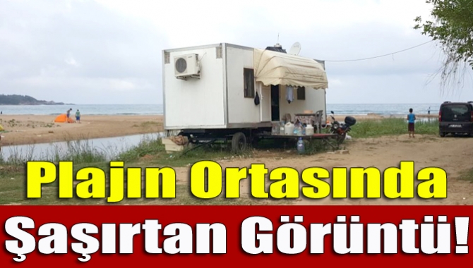 Kumcağız plajında bir traktör römorkunu ev halinde getiren şahsa tatilciler