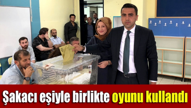 MHP'nin 3'üncü sıra Kocaeli Milletvekili Adayı Alperen Şakacı eşiyle birlikte
