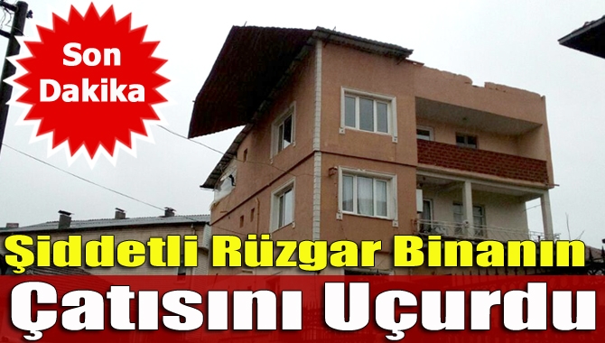 Kandıra merkezde bir binanın çatısı şiddetli rüzgâr nedeniyle yerinden koptu.