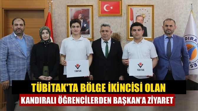 Başarıları sonrası öğrenciler, danışman öğretmenleri ve okul yönetimiyle birlikte Başkan